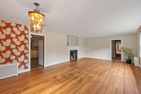 Living - 41 Summit Ave, Gardner, MA 01440 photo 3 of 4