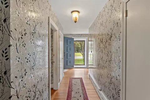 Entry Way - 41 Summit Ave, Gardner, MA 01440 photo 2 of 3