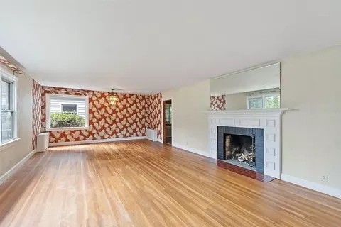 Living - 41 Summit Ave, Gardner, MA 01440 photo 1 of 4