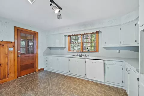 Kitchen - 41 Summit Ave, Gardner, MA 01440 photo 4 of 6