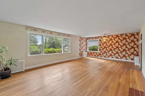 Living - 41 Summit Ave, Gardner, MA 01440 photo 2 of 4