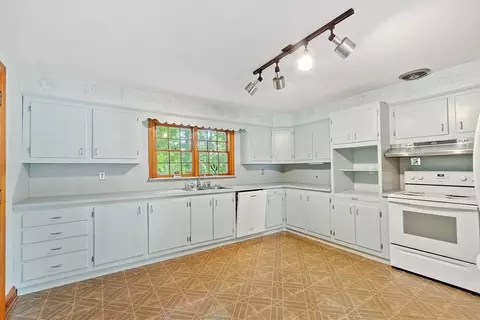 Kitchen - 41 Summit Ave, Gardner, MA 01440 photo 2 of 6