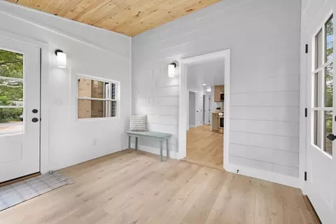 Entry Way - 12 Chippewa Dr, Wareham, MA 02632 photo 2 of 2