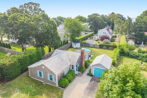 9 Ginwal St, Falmouth, MA 02540