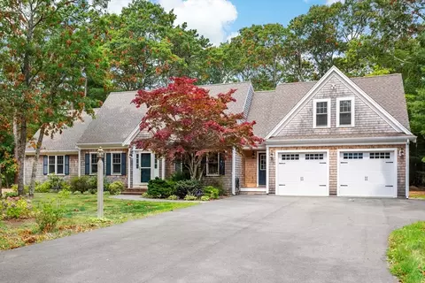 5 Wamsutta Rd, Falmouth, MA 02536
