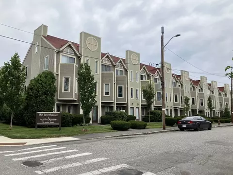 70 Austin St #15, Lowell, MA 01854