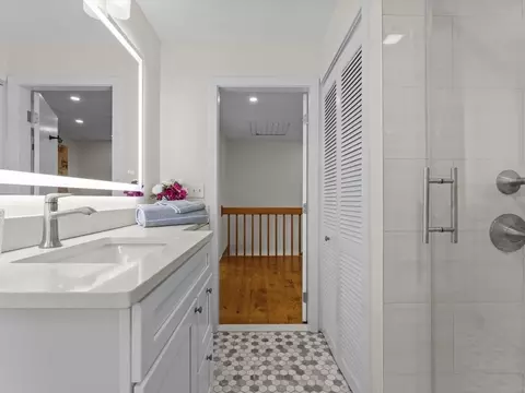 Bath - 105 Crockett Rd, Upton, MA 01568 photo 3 of 4