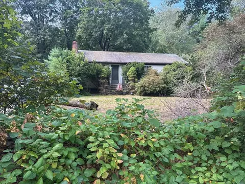 62 Carlisle Rd, Bedford, MA 01730
