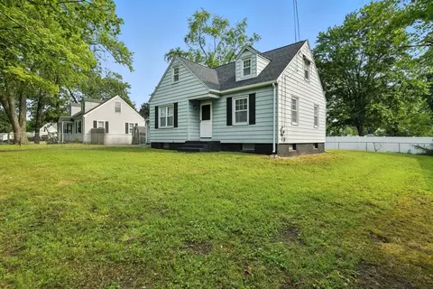 325 Hartwick St, Springfield, MA 01108 photo 2