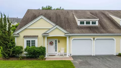 17 Eighth Green Dr, Dartmouth, MA 02747