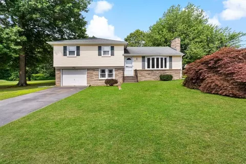 30 Rosemarie Dr, Seekonk, MA 02771
