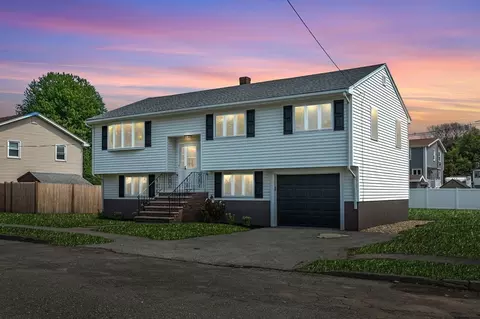 15 Canterbury Dr, Peabody, MA 01960