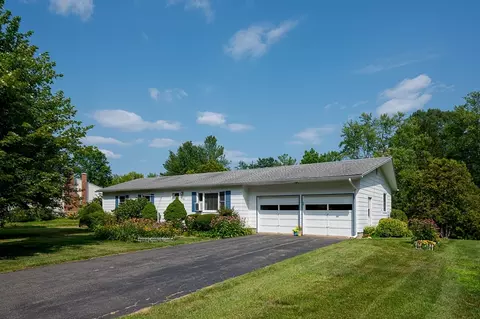 124 Pondview Dr, Amherst, MA 01002