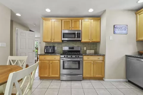 Kitchen - 25 Pierce St #25, Reading, MA 01867 photo 4 of 5