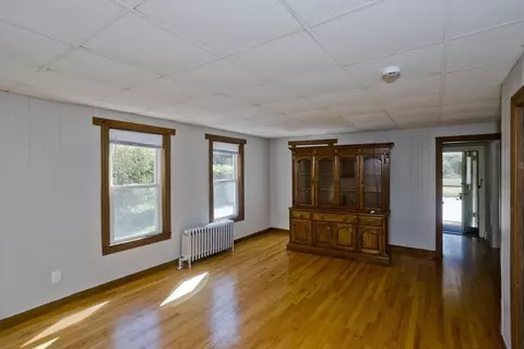 Living - 31 33 Balis St, Springfield, MA 01109 photo 3 of 8