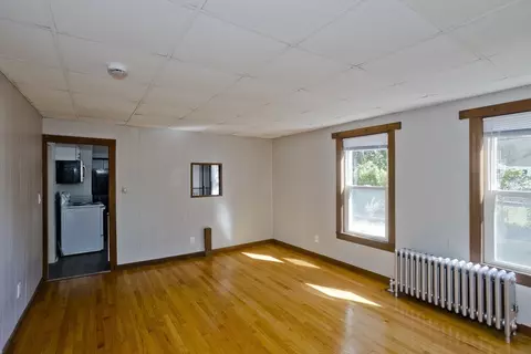 Living - 31 33 Balis St, Springfield, MA 01109 photo 2 of 8
