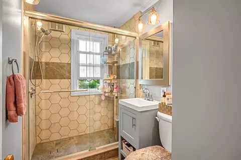 90 Roanoke Rd, Springfield, MA 01118 photo 9