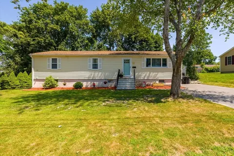 14 Grosvenor St, Ayer, MA 01432