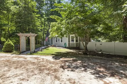 139 Walnut Pln, Rochester, MA 02770