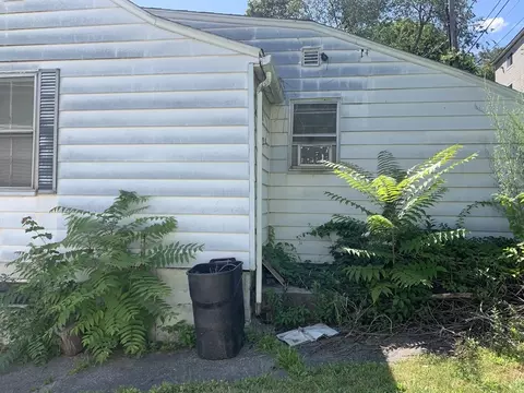 25 Johnson St, Worcester, MA 01604