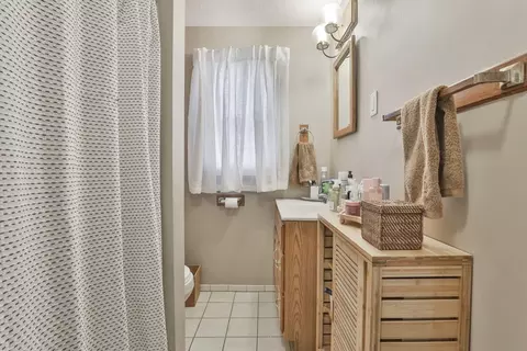 Bath - 20 Jackson Ave, Everett, MA 02149 photo 2 of 3