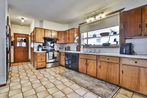 Kitchen - 20 Jackson Ave, Everett, MA 02149 photo 2 of 5