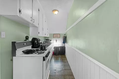 Entry Way - 709 Maple St, Fall River, MA 02720 photo 3 of 4