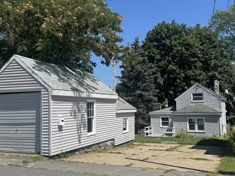 40 Clancy St, Swansea, MA 02777