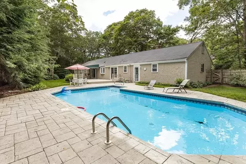 25 Naushon Cir, Centerville, MA 02632