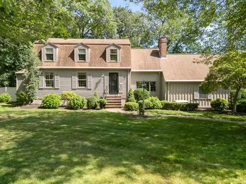 1 Eric Dr, Saugus, MA 01906