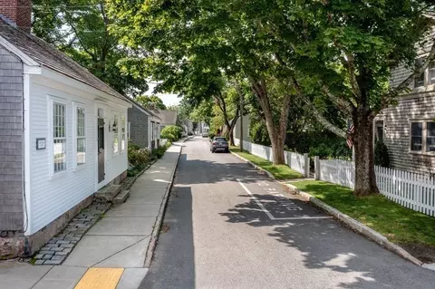 20 Cannon St, Mattapoisett, MA 02739