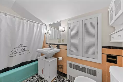 Bath - 10 Trinity Ave, Worcester, MA 01605 photo 2 of 2