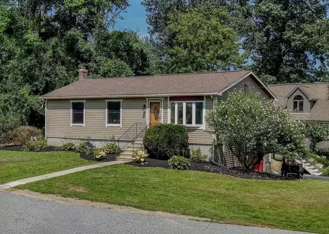 2 W Second St, Sutton, MA 01590