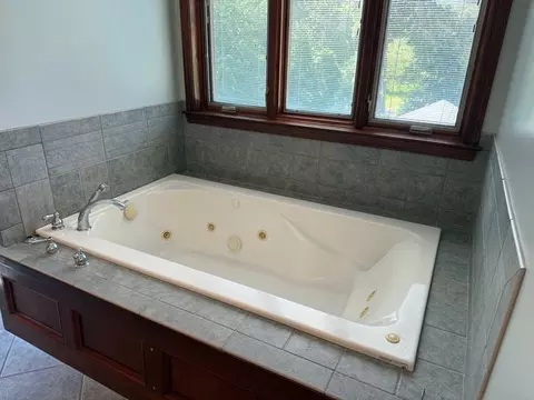 Bath - 165 Blackstone St, Mendon, MA 01756 photo 3 of 5
