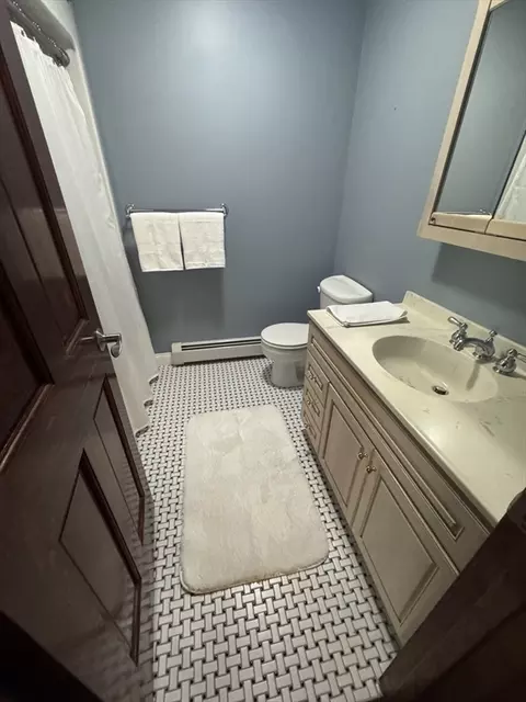 Bath - 165 Blackstone St, Mendon, MA 01756 photo 4 of 5