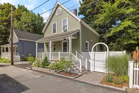 Exterior - 4 Webster Ct, Stoneham, MA 02180 photo 3 of 5