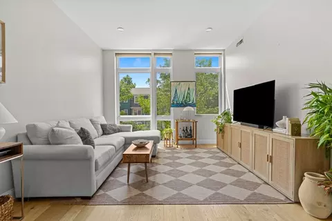 170 W Broadway #203, Boston, MA 02127