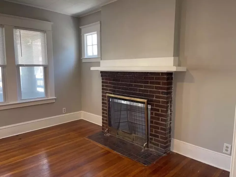 Living - 910-912 Belmont Ave, Springfield, MA 01108 photo 6 of 7