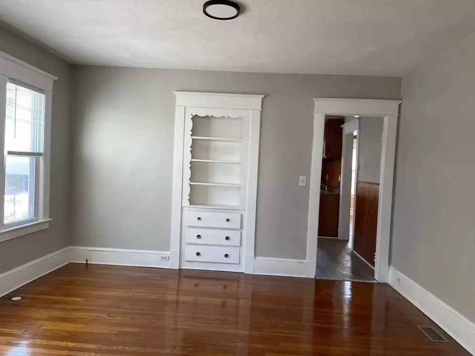 Living - 910-912 Belmont Ave, Springfield, MA 01108 photo 4 of 7