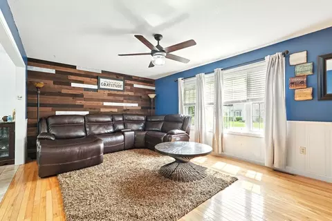 27 Wachusett St, Springfield, MA 01118 photo 8