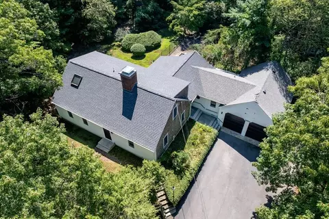 86 Plymouth St, Carver, MA 02330