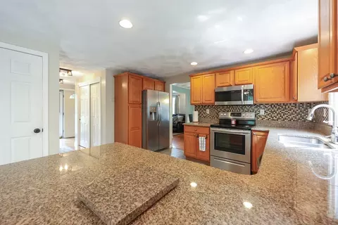 10 Bicknell Dr, Mendon, MA 01756 photo 8