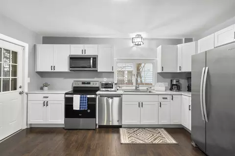 54 Ionia St, Springfield, MA 01109