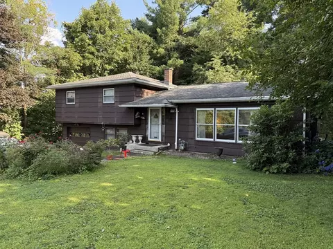 16 Meadowview Rd, Holyoke, MA 01040