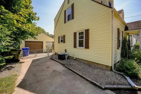 17 Marquette St, Springfield, MA 01104 photo 4