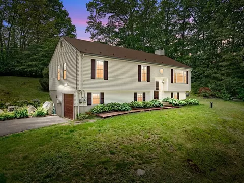 19 Hammond St, Oxford, MA 01540