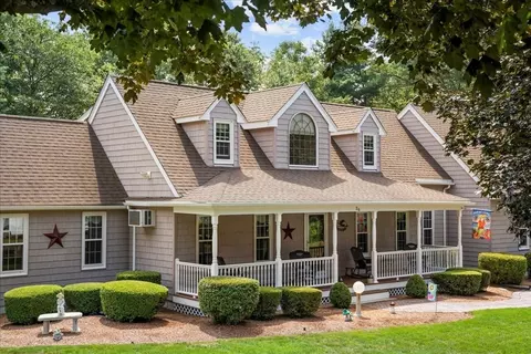 26 Crestview Dr, Uxbridge, MA 01569