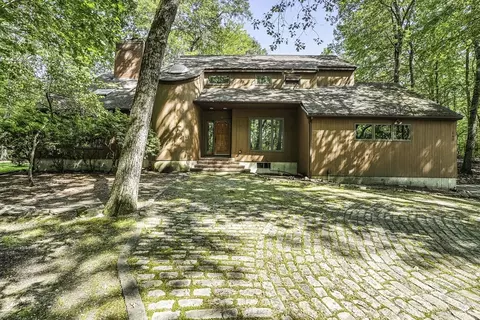 160 Floral St, Shrewsbury, MA 01545
