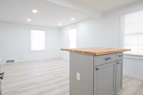Living - 183 Savoy Ave, Springfield, MA 01104 photo 4 of 5