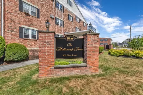 305 Pine St #13, Lowell, MA 01851